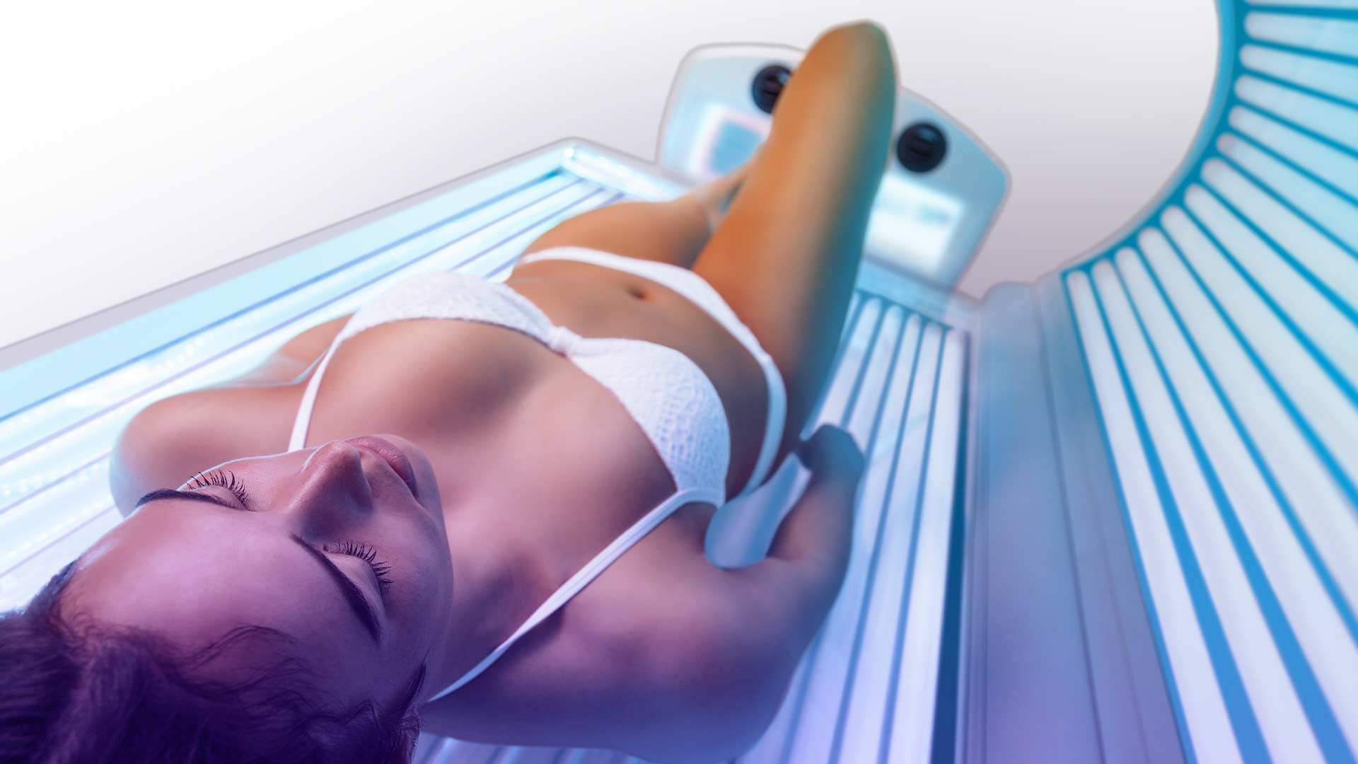 Ultrasun Q18 Tanning Bed With Model
